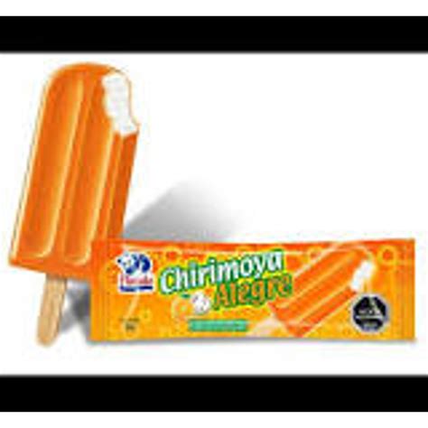 Helado de chirimoya alegre servido en un plato con salsa de naranja