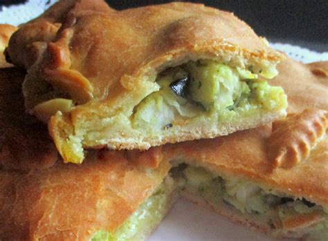 Empanada de congrio recién horneada y cortada