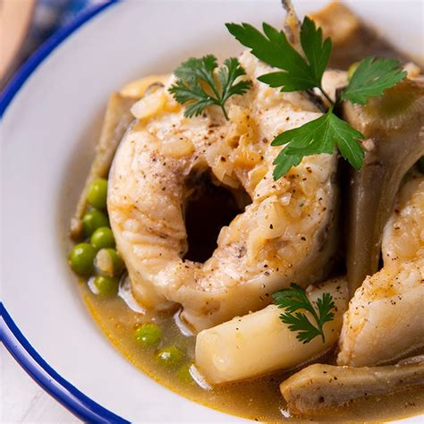 Foto de los ingredientes principales para el relleno de congrio: congrio fresco, cebollas, pimientos, ajo, perejil