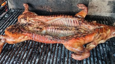 Lechón en la parrilla con los huesos hacia abajo