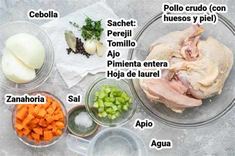 Ilustración general de un pollo entero y los ingredientes básicos para asarlo (limones, hierbas, ajo, aceite, sal, pimienta).
