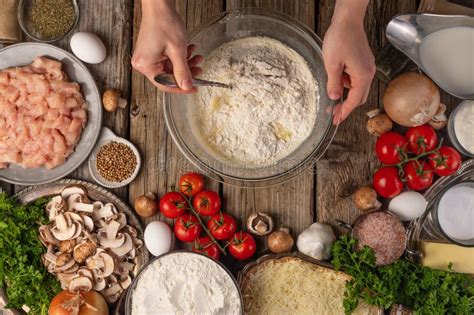 Proceso de mezclar ingredientes en un bol para crear la marinada del pollo.