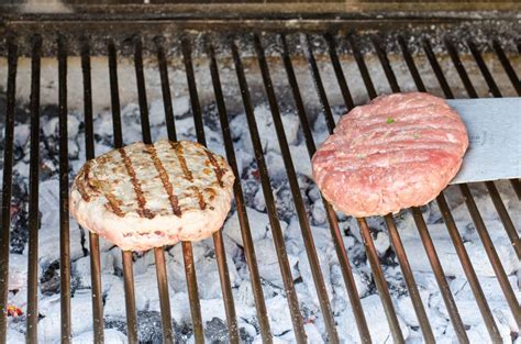 collage de hamburguesas cocinándose a la parrilla, al horno y en sartén