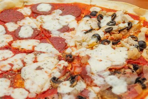 Pizza variada con diferentes ingredientes