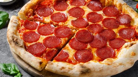Embutidos como el pepperoni en una pizza