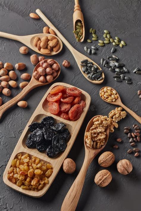 Plato con diversas variedades de nueces y frutos secos