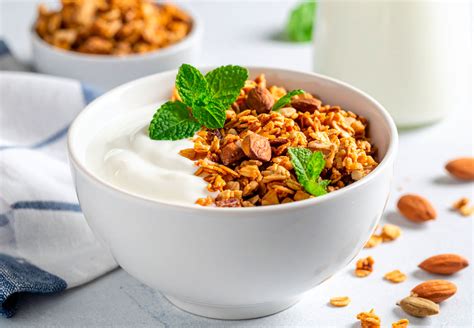 Recipiente con granola, yogur y nueces