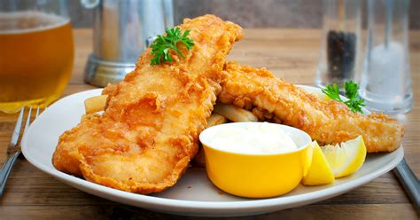 Plato de merluza rebozada frita recién hecha con guarnición