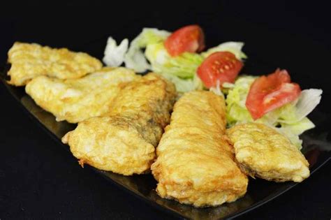 Plato de merluza rebozada con ensalada de pimientos asados