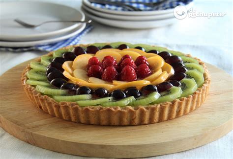 Tarta de frutas sin gluten decorada con frutas frescas variadas