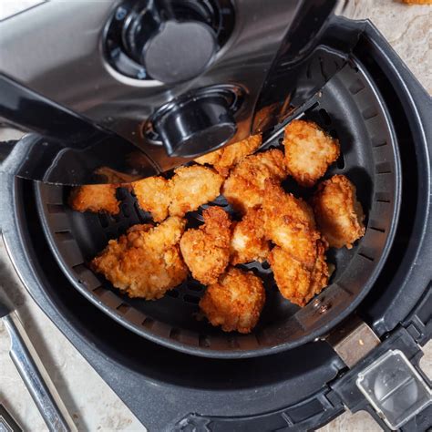 Chicharrón de pollo cocinado en air fryer, con textura dorada