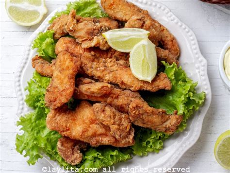 Variedad de salsas y acompañamientos para chicharrón de pollo, incluyendo salsa tártara y cebollas encurtidas