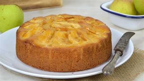 Foto de un bizcocho de manzana recién horneado, con trozos visibles de manzana y una textura esponjosa.