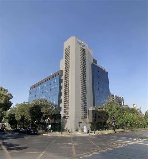 Foto panorámica de la avenida Antonio Varas con restaurantes