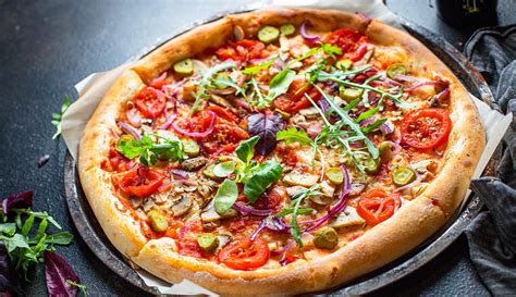 Foto de una pizza vegana con ingredientes frescos
