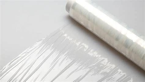 Esquema de cómo colocar el papel film con agujeros en el recipiente del microondas para palomitas