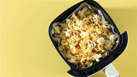 Freidora de aire preparando palomitas de maíz sin aceite con papel aluminio