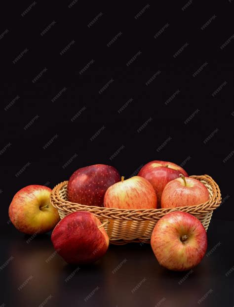 Manzanas rojas frescas y brillantes