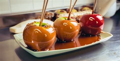 Manzanas acarameladas listas en papel de horno
