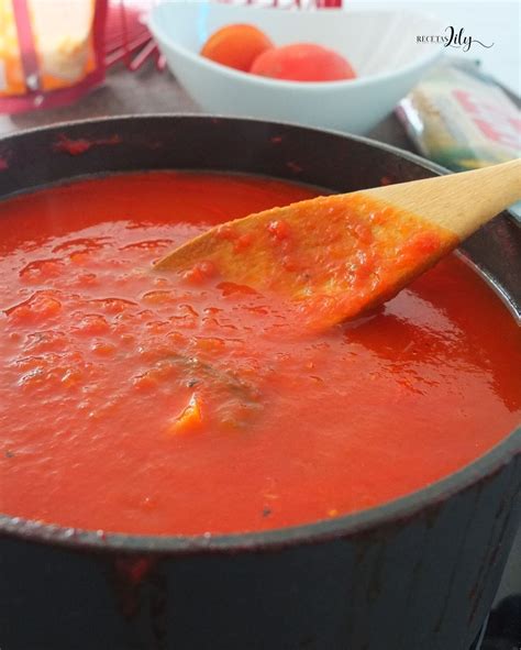 Olla con salsa de tomate cociéndose a fuego lento