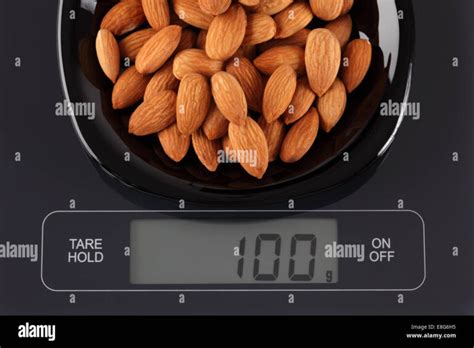 Infografía con el desglose nutricional de 100 gramos de arvejas frescas.