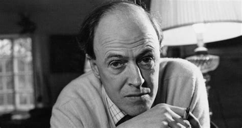 Roald Dahl, autor británico, conocido por su estilo único y sus historias para niños y adultos.