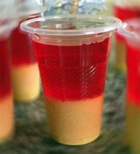 Gelatina en un vaso con jugo de naranja, listo para consumir