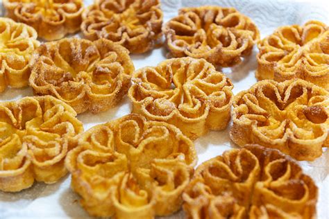 Foto de Rositas de Masa Frita recién hechas, espolvoreadas con azúcar glas