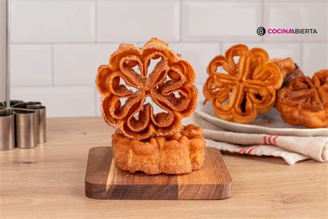 Foto de flores fritas hechas con molde, rebozadas en azúcar y canela