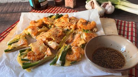 Haemul Pa-Jeon recién hecho con salsa para mojar