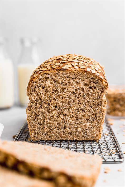 Imagen de un pan de molde integral casero, recién horneado y cortado en rebanadas, mostrando su miga esponjosa.