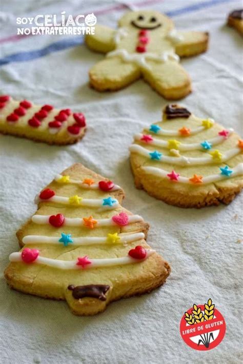 Variedad de galletas navideñas sin gluten con diferentes formas y decoraciones