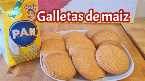 Foto de galletas de harina de maíz saladas variadas sobre un plato, con algunos ingredientes clave alrededor (semillas, harina de maíz).