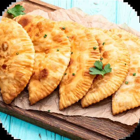 Empanadas fritas doradas con hojas de perejil fresco