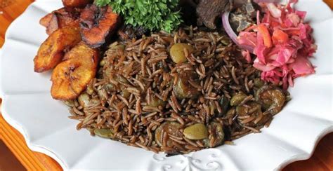 Fotografía detallada de un plato tradicional de Diri ak Djon Djon servido en una mesa festiva.