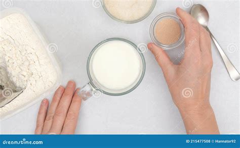 Imagen de levadura activándose en leche tibia