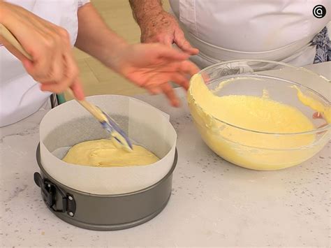 Esquema de un molde apto para microondas con masa de pan sin gluten lista para cocinar.