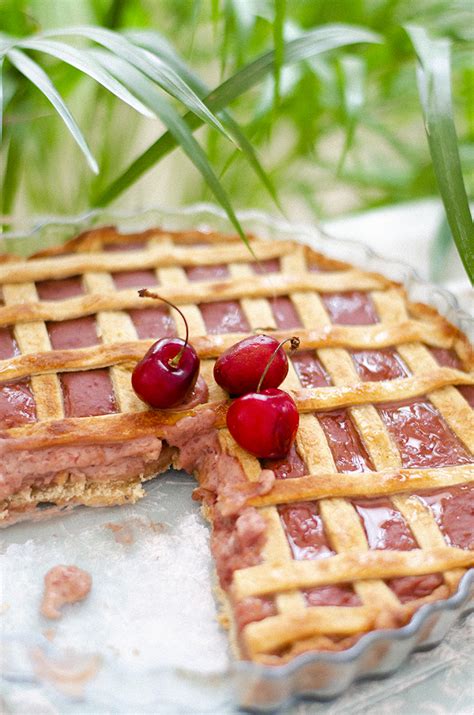 Tarta de cerezas vegana terminada, decorada con tiras de masa