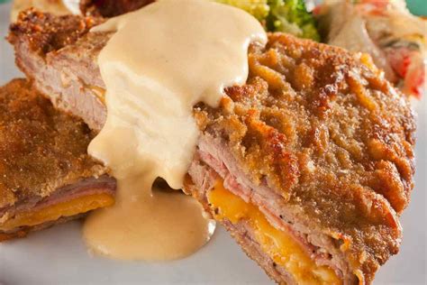 Milanesas rellenas doradas y crujientes saliendo del horno