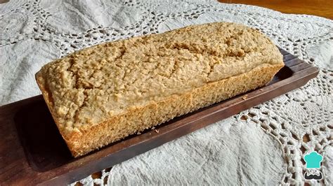 Budín de avena y harina leudante recién horneado y rebanado