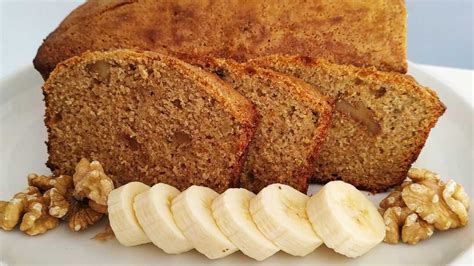 Budín de avena y banana con nueces, listo para servir
