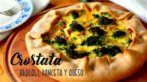 Crostata de brócoli, panceta y queso recién horneada