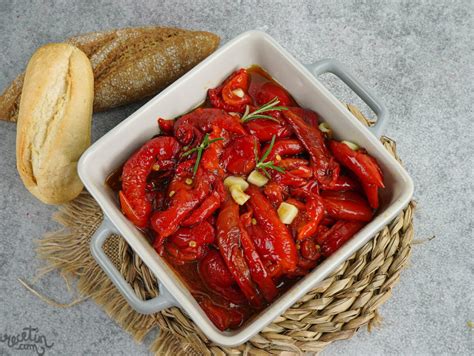 pimientos rojos frescos y pimientos rojos asados