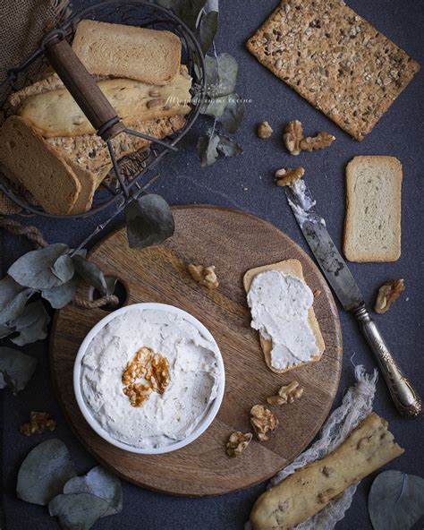Foto de paté de queso y nueces en un cuenco con tostadas