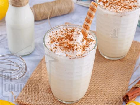 Vaso de leche merengada con canela en polvo