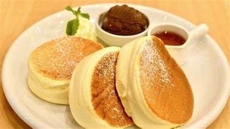 Panqueques japoneses dorándose en la sartén bajo una tapa