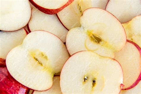 Foto de rodajas de manzana dispuestas en una fuente para horno