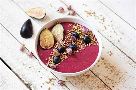 Composición de un smoothie bowl vibrante con remolacha, manzana y frutas