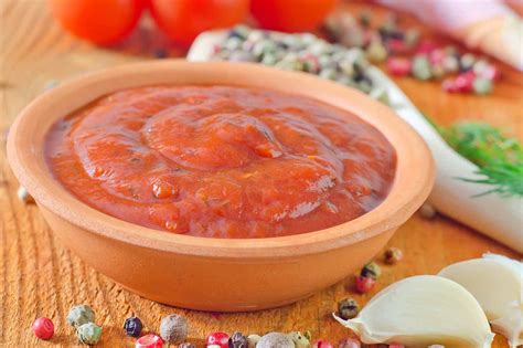 Frascos de salsa de ají casera con especias