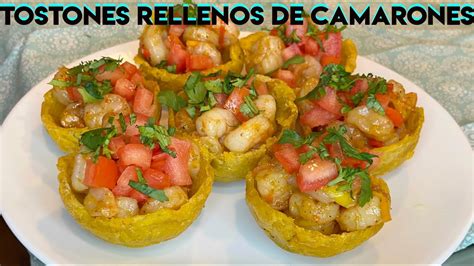 Variedad de platos con relleno de camarones, incluyendo empanadas y tostones